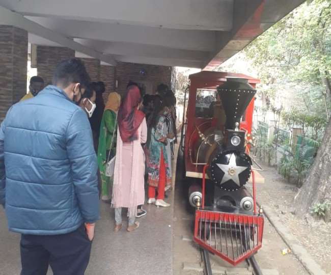 99 Years of Lucknow Zoo ट्वाय ट्रेन में बैठना है तो पहले लगिए लाइन में