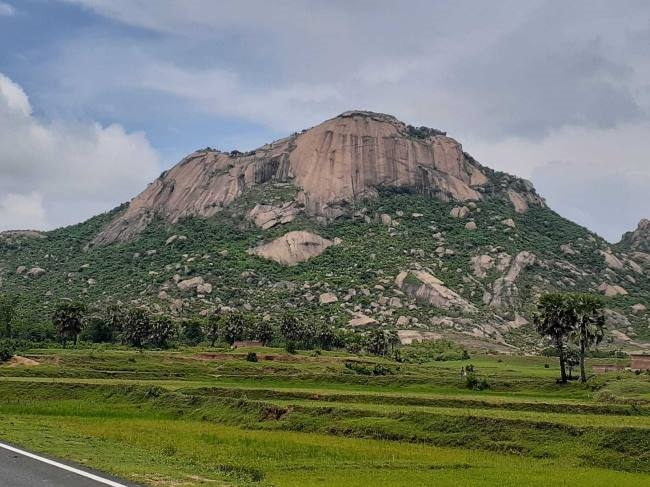 पथरडा पहाड़ बन सकता बायो डायवर्सिटी पार्क - tourist place pathardaa pahad in sarath area - Jharkhand Deoghar Local News