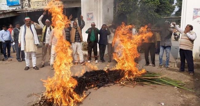 प्रशासन से वार्ता विफल होने पर किसानों ने जलाया गन्ना
