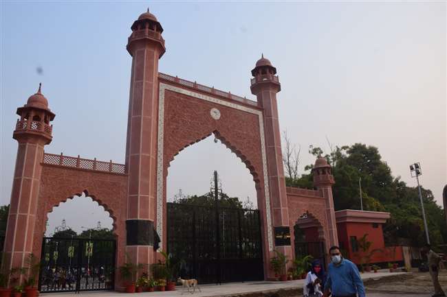 अलीगढ़ मुस्लिम यूनिवर्सिटी (एएमयू) में एक छात्र से पीएचडी वापस करने का मामला सामने आया है।
