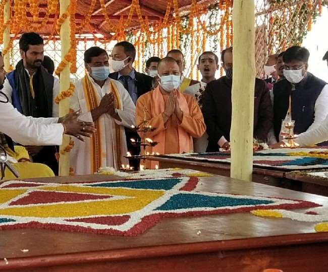सीएम योगी आदित्यनाथ श्री विष्णु सर्व अद्भुत शांति महायज्ञ के समापन पर अयोध्या पहुंचे।