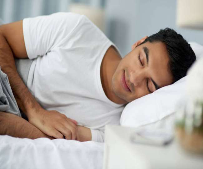 Sleeping Tips : रात को सो नहीं पाते हैं अपनाएं ये ट्रिक्स, झट से आ जाएगी नींद