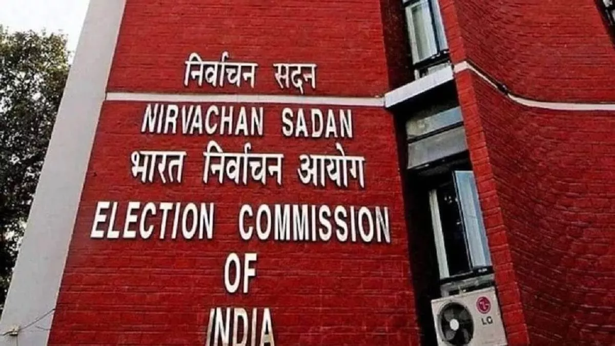 मैनपुरी और इटावा के एसएसपी को चुनाव आयोग का नोटिस, छह उपनिरीक्षकों को तत्काल हटाए जाने का निर्देश