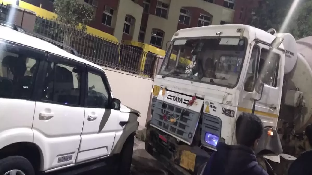 Ghaziabad Accident News: इंदिरापुरम में DPS स्कूल के सामने ट्रक ने युवती को मारी टक्कर, शरीर से अलग हो गया हाथ