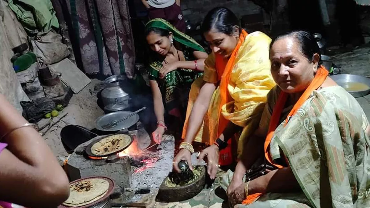 गुजरात विधानसभा चुनाव 2022 : बिहार की भाजपा नेत्री श्‍वेता सिंह ने महिलाओं के साथ बनाया भोजन।