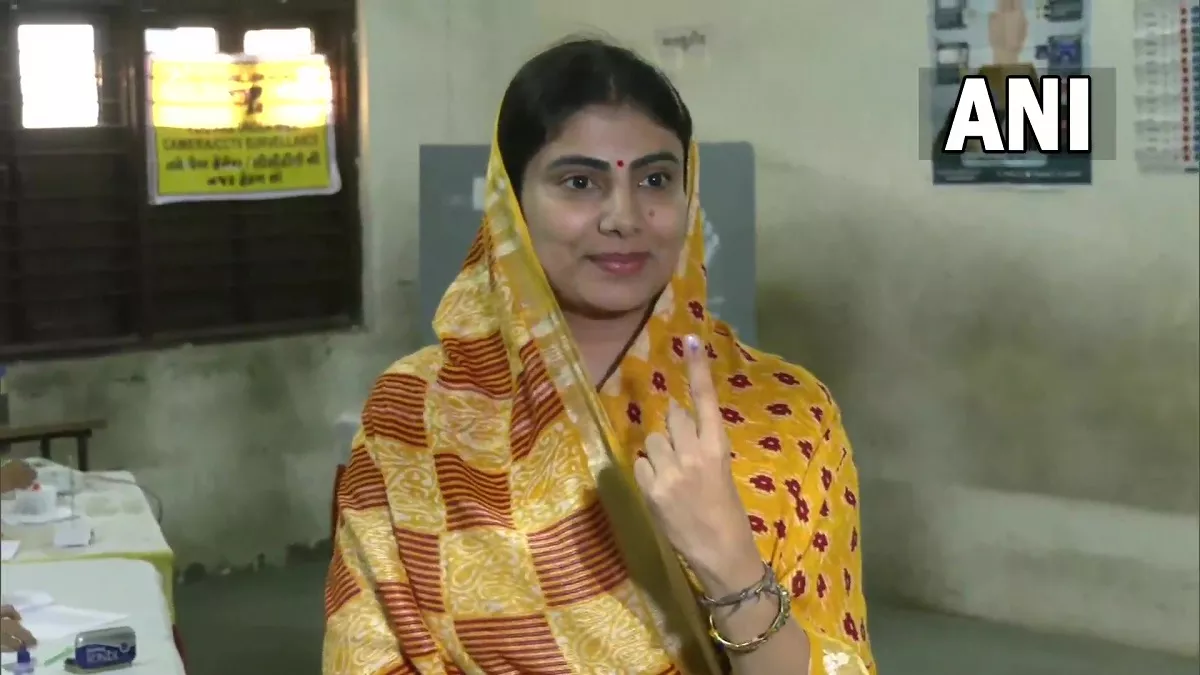 Gujarat Election 2022: रवींद्र जडेजा की पत्नी व BJP उम्मीदवार रिवाबा ने डाला वोट, बोलीं- जनता है मेरे साथ