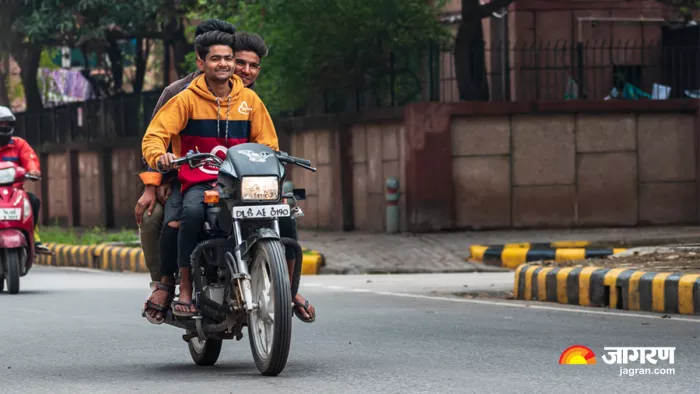 स्कूली बच्चे गैर जिम्मेदाराना ढंग से चला रहे हैं बाइक स्कूटी