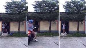एक स्कूटी चला रही है एक लड़की अचानक एक घर के गेट से टकरा गई। (फोटो सोर्स: ट्विटर)