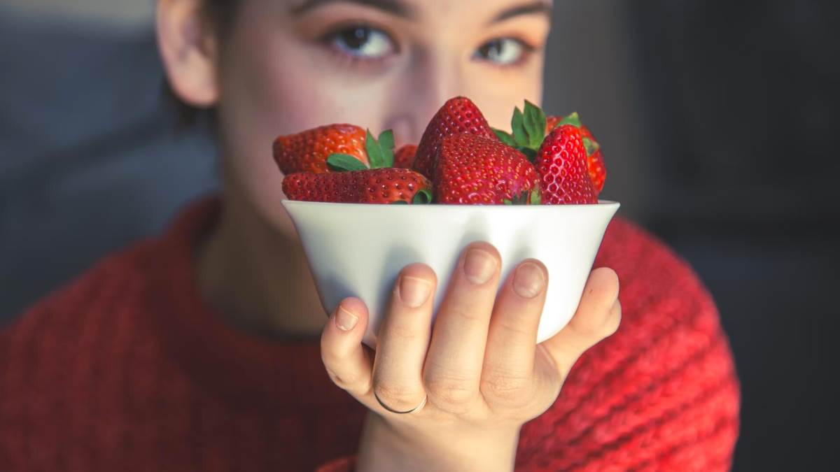 Strawberry Skin Benefits बढ़ती उम्र में भी बने रहना है जवां, तो चेहरे