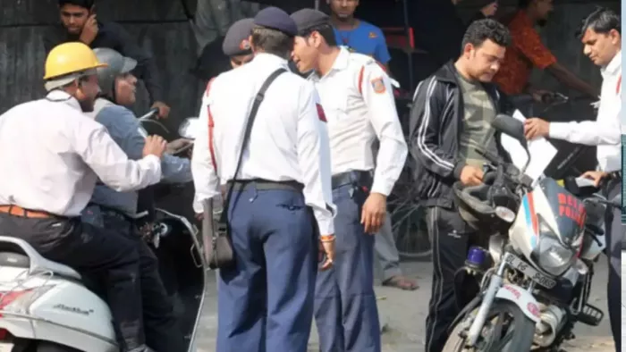 जब ट्रैफिक पुलिसकर्मी जांच के लिए आपकी गाड़ी रोकता है तो उसे यूनिफाॅर्म में होना अनिवार्य है।