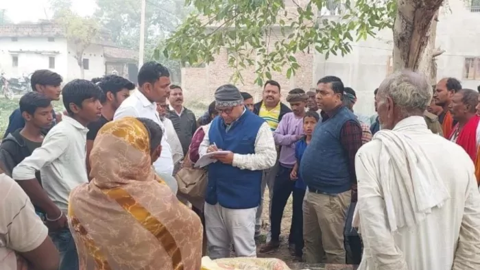 राघोपुर में घटनास्थल पर पशुपालकों से घटना की जानकारी लेते एसडीओ