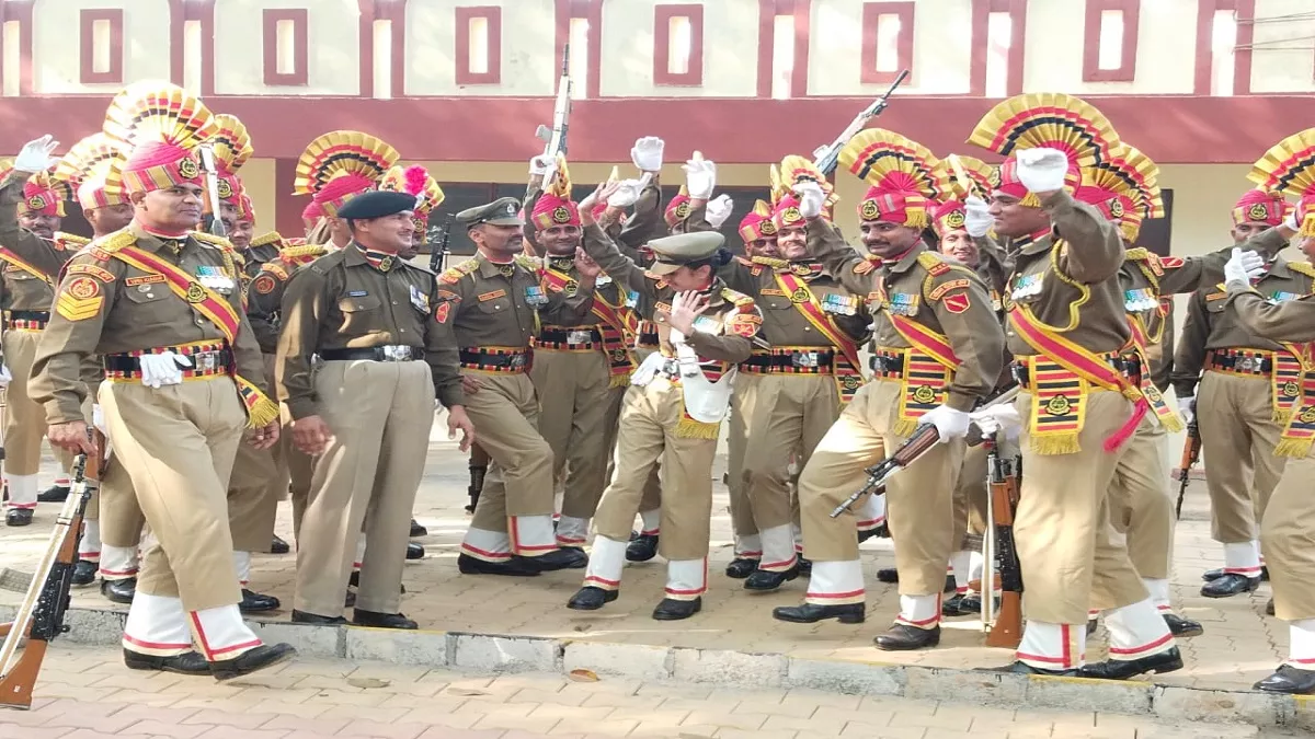 BSF Foundation Day- बीएसएफ समारोह में भाग लेने हजारीबाग के मेरू स्थित ग्राउंड पर पहुंचे अमित शाह, जवानों के परेड का किया निरीक्षण