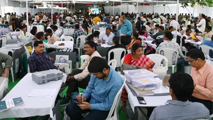 मतगणना तिथि बदलने के लिए हुआ प्रदर्शन (फोटो: रायटर)