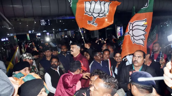 श्रमिकों के स्वागत में जुटे राज्य के विभिन्न दलों के नेता। (जागरण फोटो)