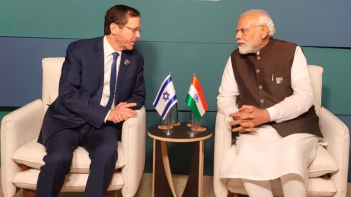 पीएम मोदी इजरायल के राष्ट्रपति आइजैक हर्जोग से मुलाकात करते हुए। (फोटो- एपी)