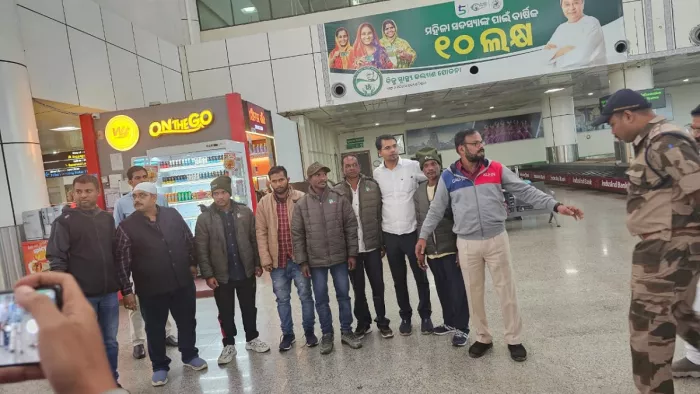 उत्तरकाशी टनल में फंसे पांच उड़िया श्रमिकों को लेकर भुवनेश्वर पहुंचे श्रम मंत्री।