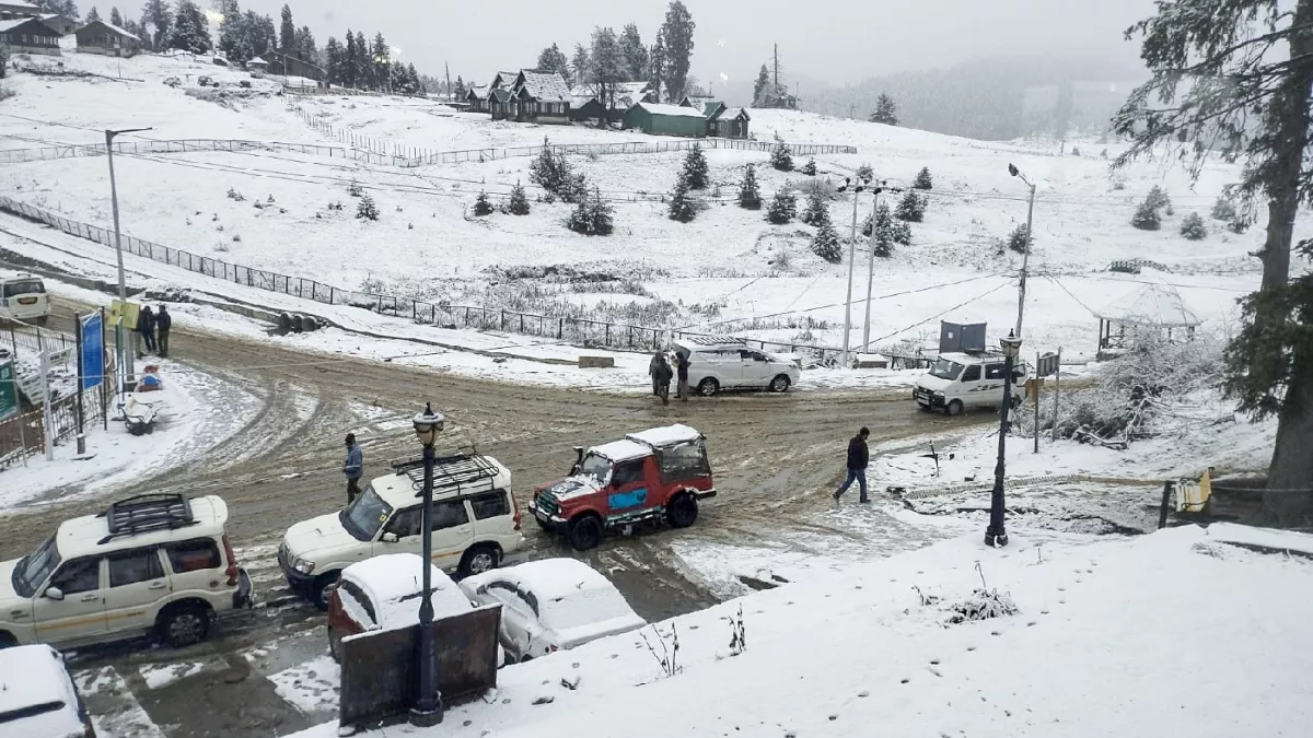 Jammu-Kashmir Weather: बारिश-बर्फबारी से लुढ़का पारा, कड़ाके की ठंड से  ठिठुरे जम्मूवासी; पढ़ें आगे कैसा रहेगा मौसम का मिजाज - rain and snowfall in Jammu  Kashmir cold ...