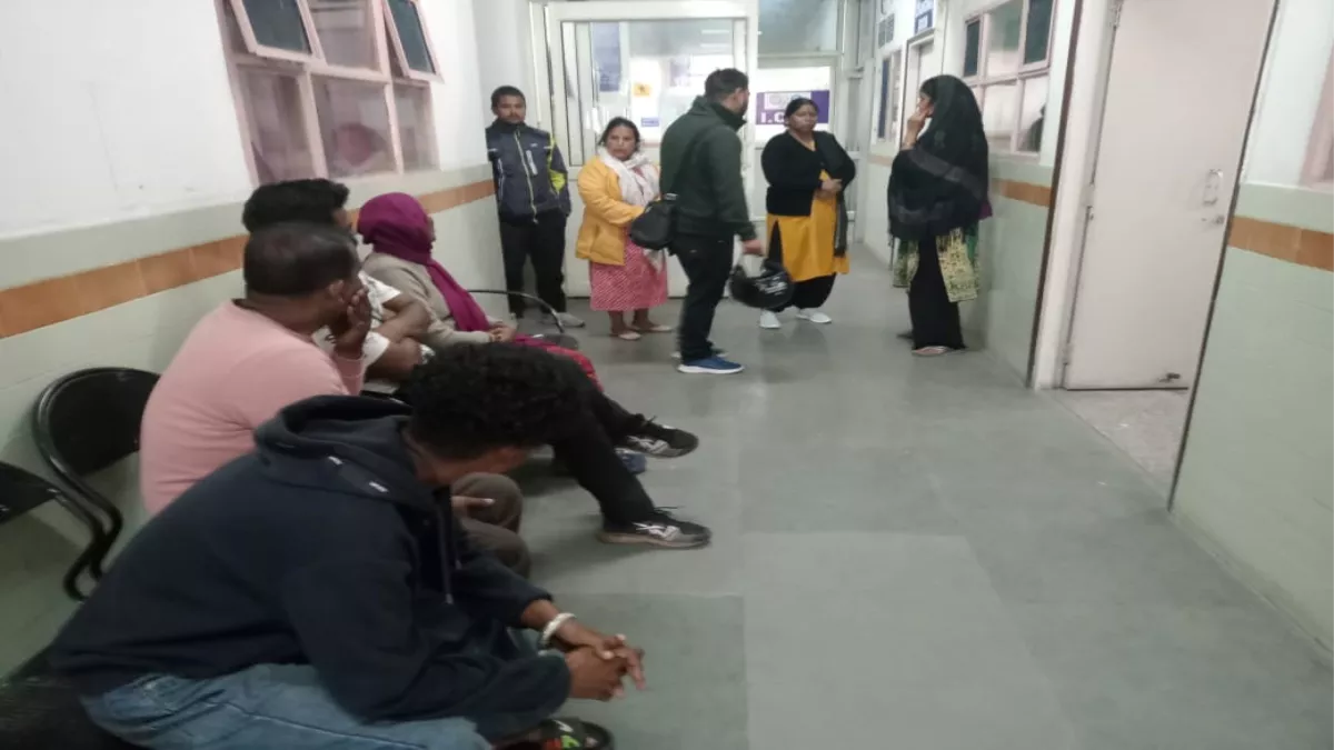 अपनी बारी के इंतजार में ओपीडी के बाहर खड़े थे मरीज, अंदर चाय पीते-पीते हुई डॉक्‍टर की मौत