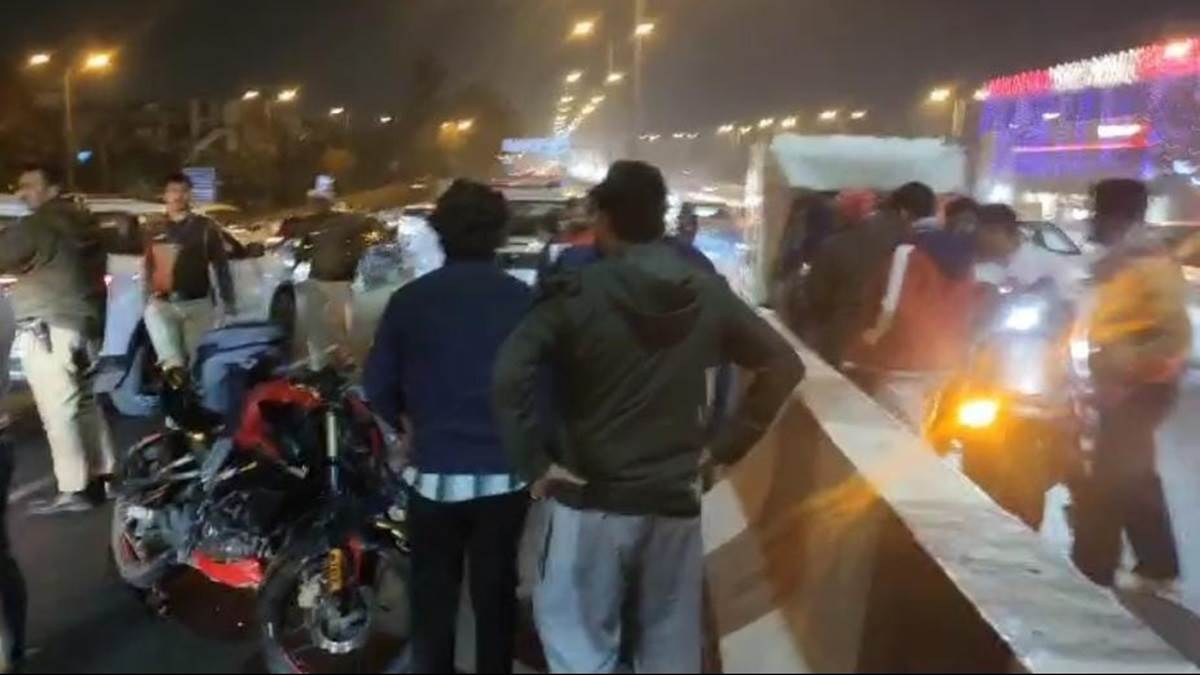 ncr bike rider died after head crushed inside helmet on delhi shalimar bagh flyover