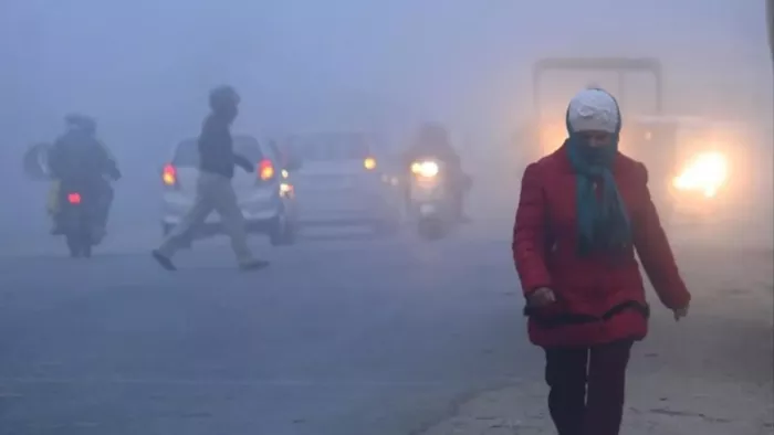 दिल्ली-यूपी समेत पूरे उत्तर भारत के कई इलाकों में अब ठंड बढ़ने लगी है (फोटो-पीटीआई)
