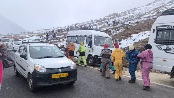 रोहतांग दर्रे में बर्फ का आनंद लेते पर्यटक