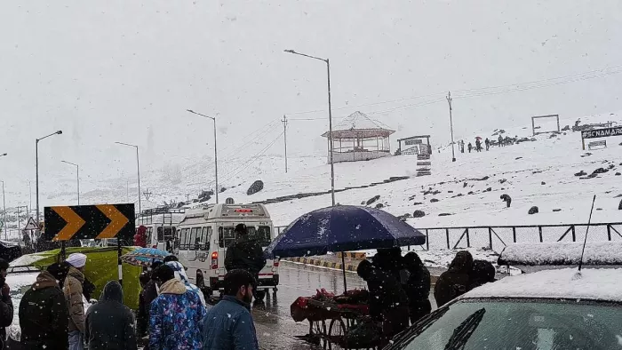 कश्मीर के प्रसिद्ध पर्यटन स्थल सोनमर्ग में शनिवार को हुई बर्फबारी