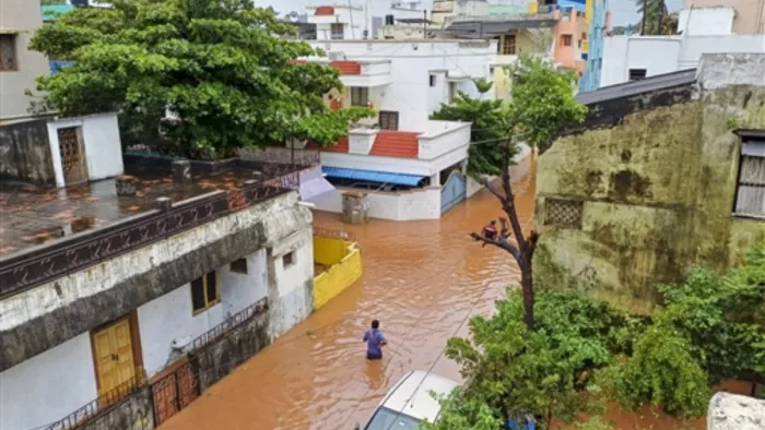 तमिलनाडु व पुडुचेरी में चक्रवात फेंगल के बाद कई इलाकेजलमग्न हो गए हैं। (फोटो- पीटीआई)