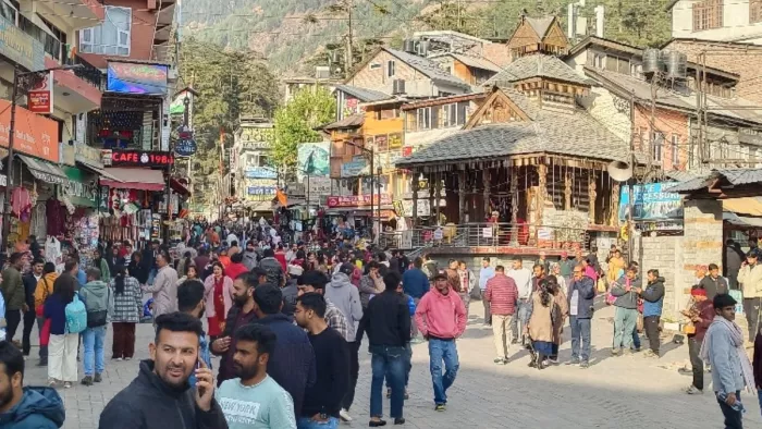 मनाली में पर्यटकों की भारी भीड़, बर्फबारी का उठाएंगे लुत्फ।