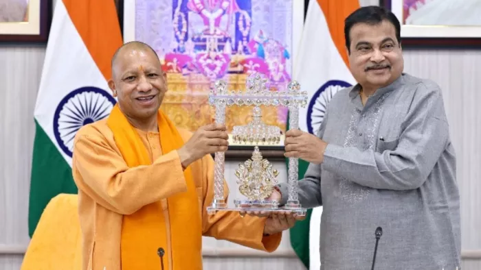केंद्रीय सड़क परिवहन एवं राजमार्ग मंत्री नितिन गडकरी को स्मृति चिह्न देते मुख्यमंत्री योगी आदित्यनाथ। फोटो: सूचना विभाग