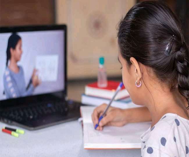 Khas Khabar| कोरोना काल में हर बच्चे तक शिक्षा पहुंचाने के लिए छत्तीसगढ़ में 'पढ़ई तुंहर दुआर' कार्यक्रम के तहत छात्रों को ऑनलाइन शिक्षा दी जा रही है। शिक्षकों द्वारा बनाए गए इन वीडियो से न सिर्फ भारत, बल्कि 16 अन्य देशों के छात्र भी पढ़ रहे हैं। यह रिपोर्ट राज्य शैक्षिक अनुसंधान एवं प्रशिक्षण परिषद (एससीईआरटी) ने राज्य सरकार को दी है। इसमें अमेरिका के साथ-साथ पाकिस्तान, बांग्लादेश, नेपाल,