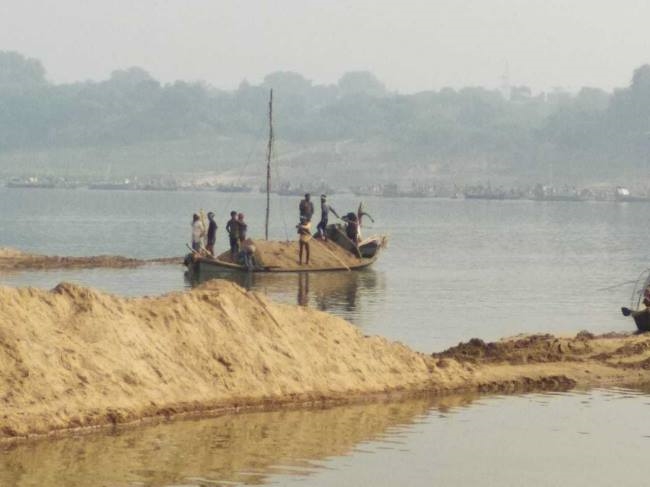 उमरवल में एनजीटी के नियम धड़ाम, नदी की धारा मोड़ हो रहा खनन
