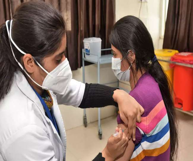 कल से शुरू होगा 15-18 वर्ष की आयुवर्ग का टीकाकरण (फाइल फोटो)