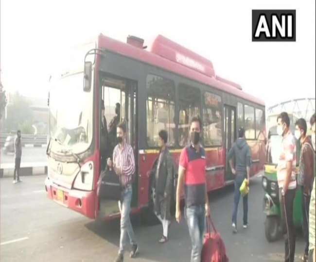 लोग मास्क और शारीरिक दूरी का पालन करते हुए दिखाई दिए।