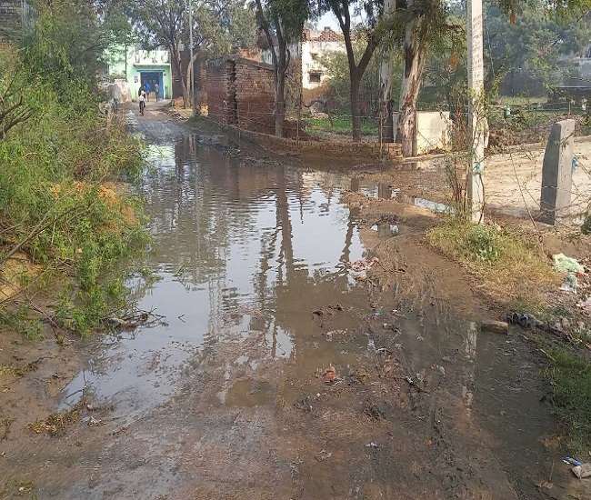 जिले की सबसे बड़ी ग्राम पंचायत बिसावर के गांव नगला छत्ती में जलभराव की समस्या महीनों से बनी हुई है।