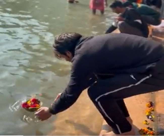 हरिद्वार में गंगा में पुष्प अर्पित करते तेज प्रताप यादव। तस्वीर: तेज प्रताप के ट्विटर अकांउट से साभार।