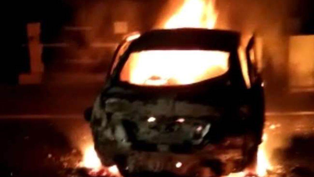 https://www.jagranimages.com/images/newimg/02012023/02_01_2023-car_fire_23280400.jpg