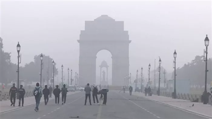 New Year के पहले सोमवार को ठिठुरी दिल्ली, 5.5 डिग्री पहुंचा पारा; 4 इलाकों का गंभीर श्रेणी में पहुंचा AQI