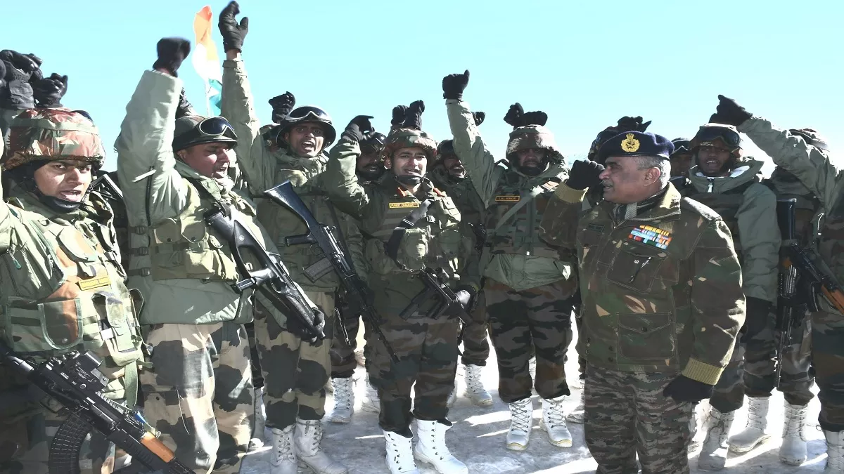 नए साल के मौके पर सेना प्रमुख ने LoC पर सैनिकों से की मुलाकात, बढ़ाया उनका उत्साह