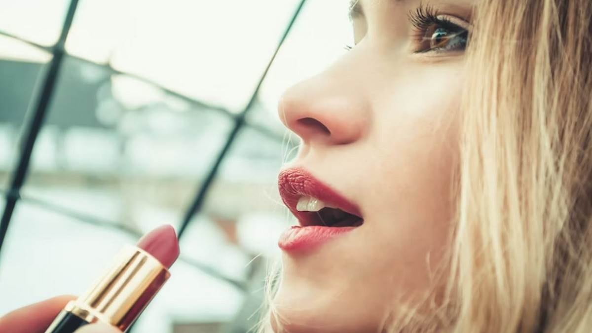 Long Lasting Waterproof Lipstick: अगर अपनी खूबसूरती को है बढ़ाना तो इन शेड्स को करें ट्राई, मिलेगा बोल्ड लुक