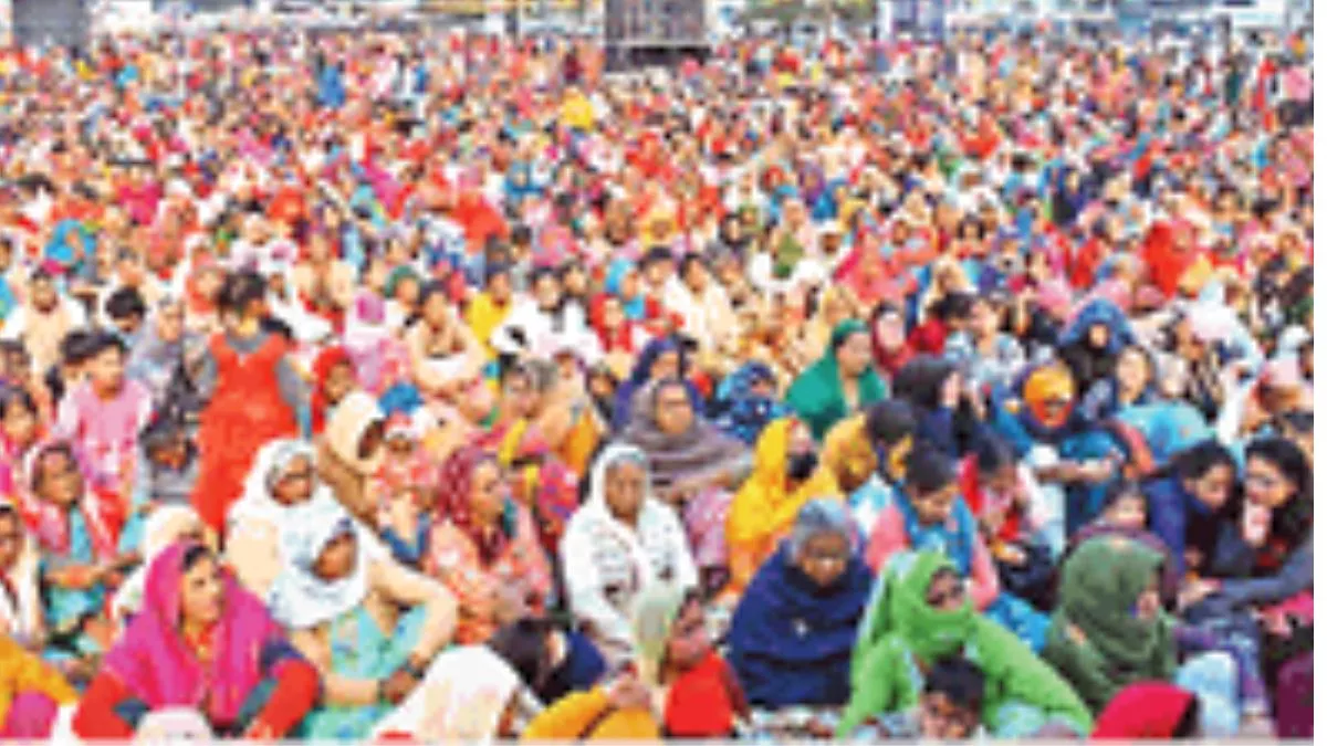 हिसार में गुरमीत के रिकार्डिंग प्रवचन सुनते श्रद्धालु।