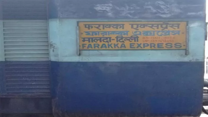 टूटी हुई पटरी से हाई स्पीड में गुजरी फरक्का एक्सप्रेस।