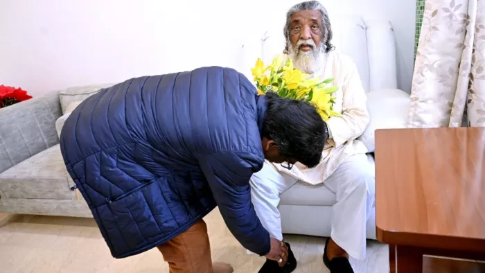 माता-पिता से मिले मुख्यमंत्री हेमंत सोरेन, पैर छूकर लिया आशीर्वाद; अगले कदम पर टिकी निगाहें