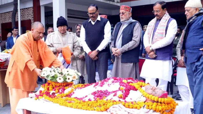 भाजपा के वरिष्ठ प्रचारक व पूर्व संगठन मंत्री ह्रदयनाथ सिंह के निधन पर उनके पार्थिव शरीर पर श्रद्धांजलि देते मुख्यमंत्री।