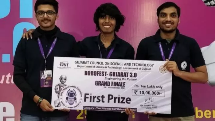 IIT ISM ने बनाया अनोखा रोबोट ।
