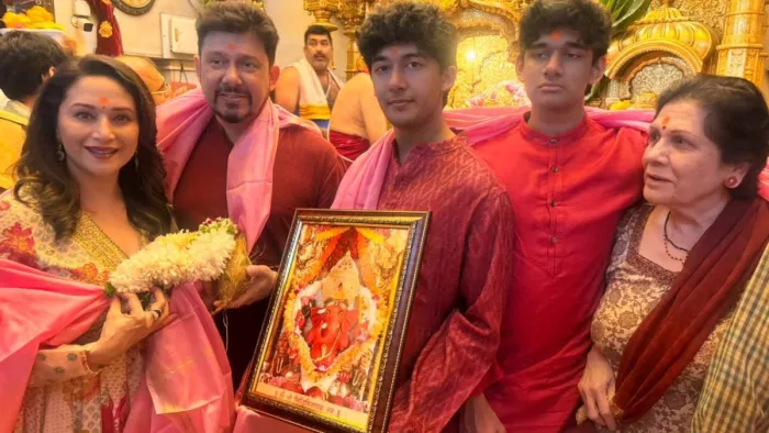 फैमिली संग सिद्धिविनायक मंदिर गईं माधुरी दीक्षित। फोटो क्रेडिट- ट्विटर