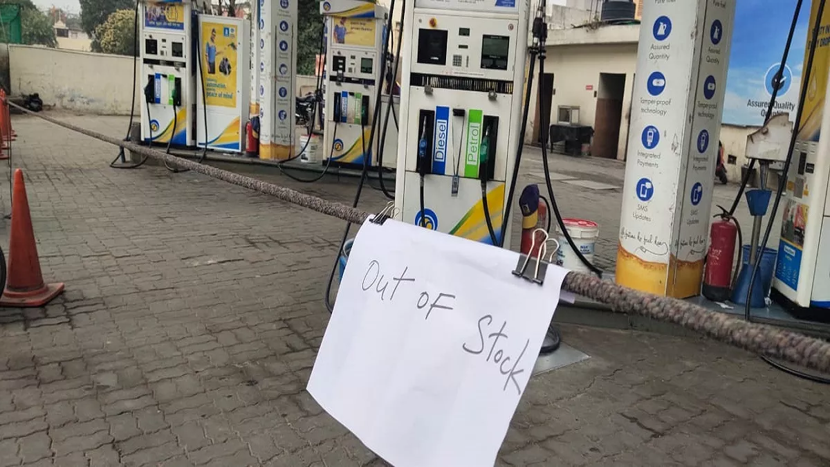 Truck Driver Strike : वाहन चालकों की हड़ताल जारी, पेट्रोल पंप पर No Petrol No Diesel के लगे बोर्ड 1 Truck Driver Strike