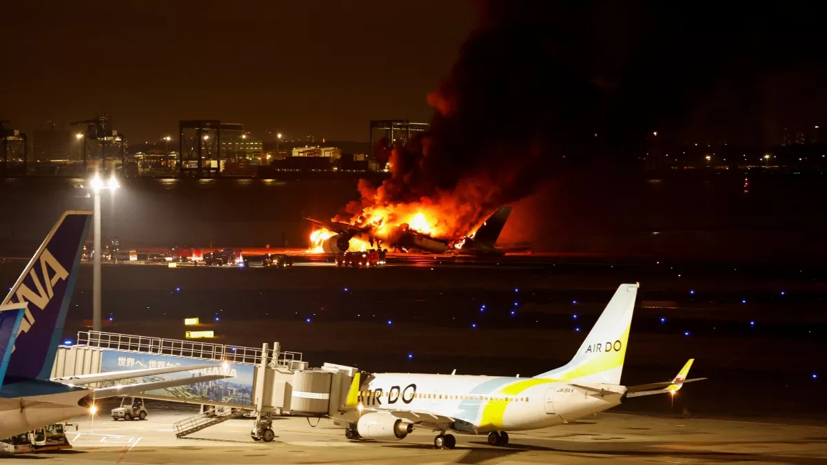 Japan Plane Crash: जापान में दो विमानों के बीच टक्कर, एक प्लेन में लगी आग; बाल-बाल बची सैकड़ों यात्रियों की जान