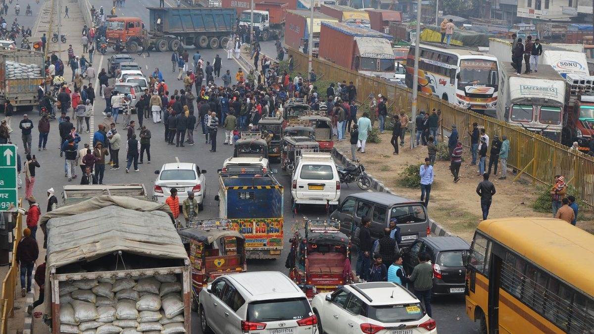 https://www.jagranimages.com/images/newimg/02012024/02_01_2024-truck_strike_news_23619778_221627638.jpg