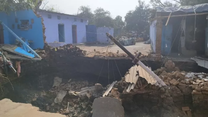 Jharkhand News: अचानक आई जोर की आवाज... और महज 20 सेकेंड में 4 घर जमींदोज, बाल-बाल बचे लोग