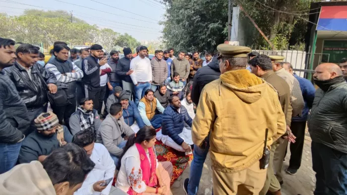 भारतीय जनता युवा मोर्चा के खोड़ा मंडल अध्यक्ष अनुज कसाना पर कार्रवाई के खिलाफ नारेबाजी करते कार्यकर्ता। जागरण
